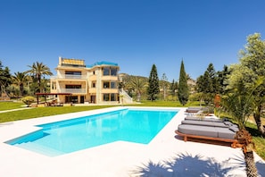 A two-story house with a swimming pool, outdoor seating, and a well-maintained garden. - Vamavi Maison - Villa With Private Pool Salamina (Salamis)