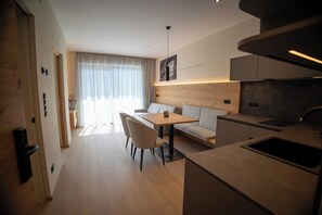 Interior - New apartment with sunny terrace and magnificent views of the mountains. (Algund)