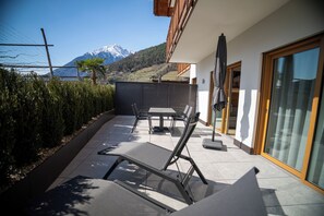 Outdoor dining - Vrbo Property (Algund)