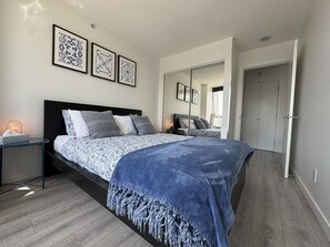 Room - 1BR Condo Near Tourist Attractions! w/Pool & Parking (Vancouver)