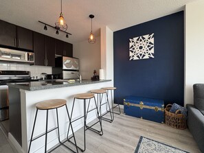 Private kitchen - 1BR Condo Near Tourist Attractions! w/Pool & Parking (Vancouver)