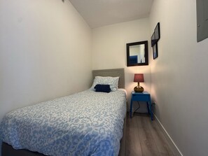 Room - 1BR Condo Near Tourist Attractions! w/Pool & Parking (Vancouver)