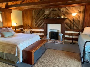 Room - The Farmhouse at CountyLine Vineyard (Charlotte Court House)