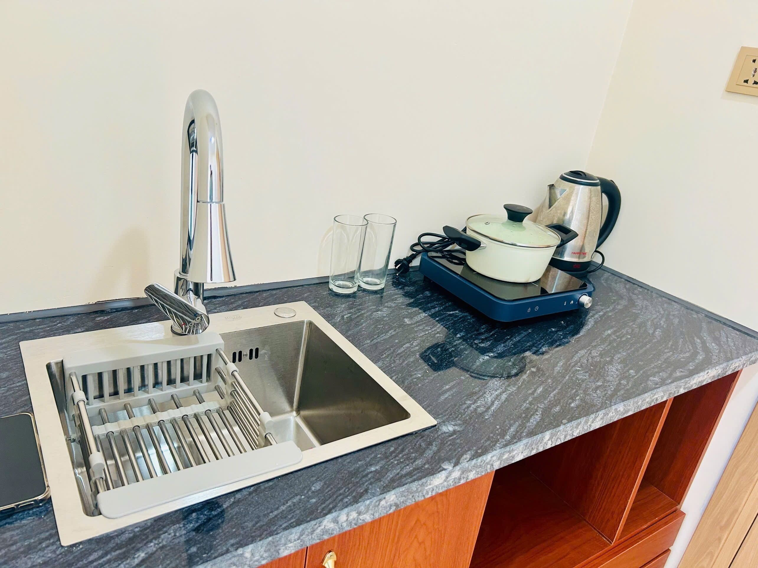 Studio Suite, Balcony, Hill View | Private kitchen | Fridge