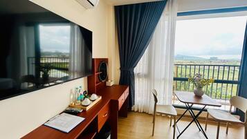 Studio Suite, Balcony, Hill View | Interior