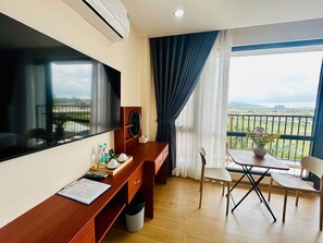Estudi en suite, balcó, vistes al turó | Interior