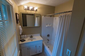 Comfort Double Room, Courtyard View | Bathroom - The Cunningham (Salina)