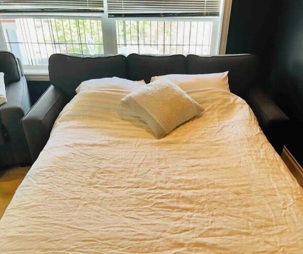 Iron/ironing board, internet, bed sheets