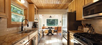 Cozy 3-bedroom cabin with fire pit near trails and waterfalls