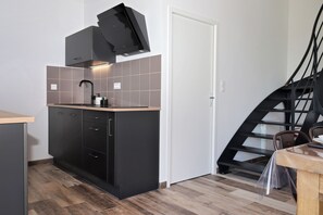 Wasserkocher mit Kaffee-/Teezubehör, Kühlschrank, Mikrowelle, Ofen