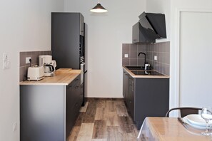 Wasserkocher mit Kaffee-/Teezubehör, Kühlschrank, Mikrowelle, Ofen