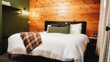 Tabla de planchar con plancha, cuna de viaje, wifi y ropa de cama
