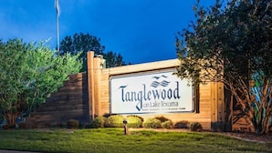 Schild für Tanglewood am Lake Texoma Resort Community und Conference Center.