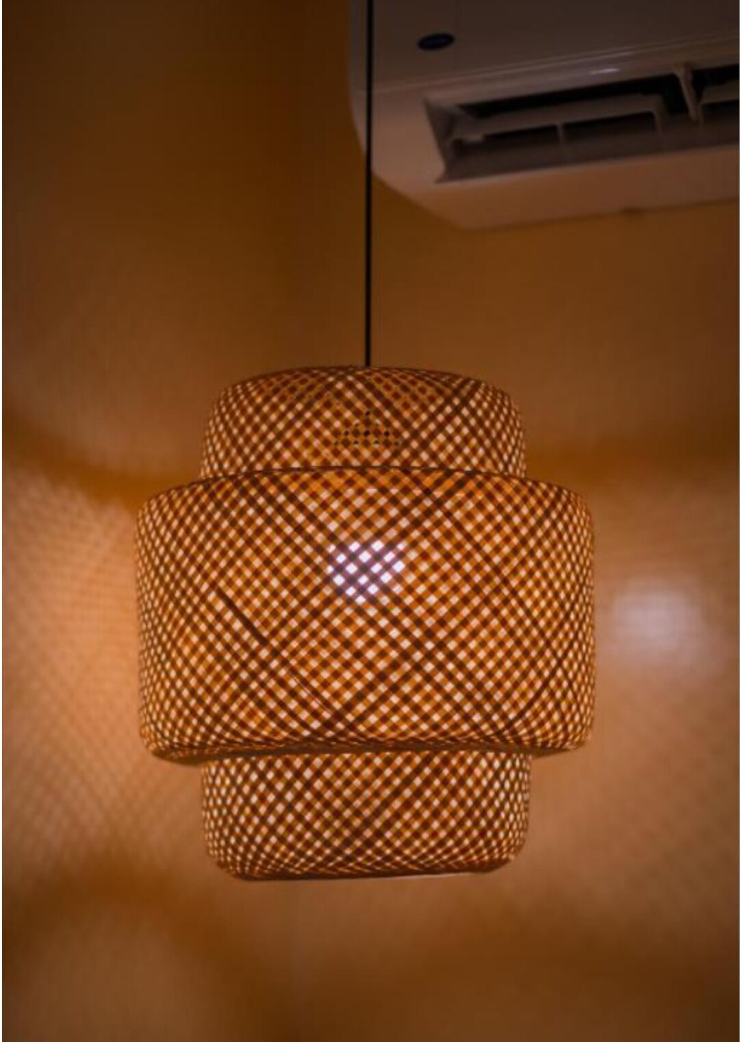 Luminária pendente com padrão trançado.