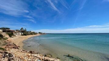 Una spiaggia nelle vicinanze