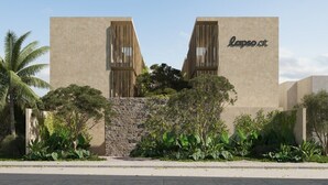 Un bâtiment moderne avec une façade beige, deux lambris en bois verticaux et le texte « lapso.at » sur le côté droit.
