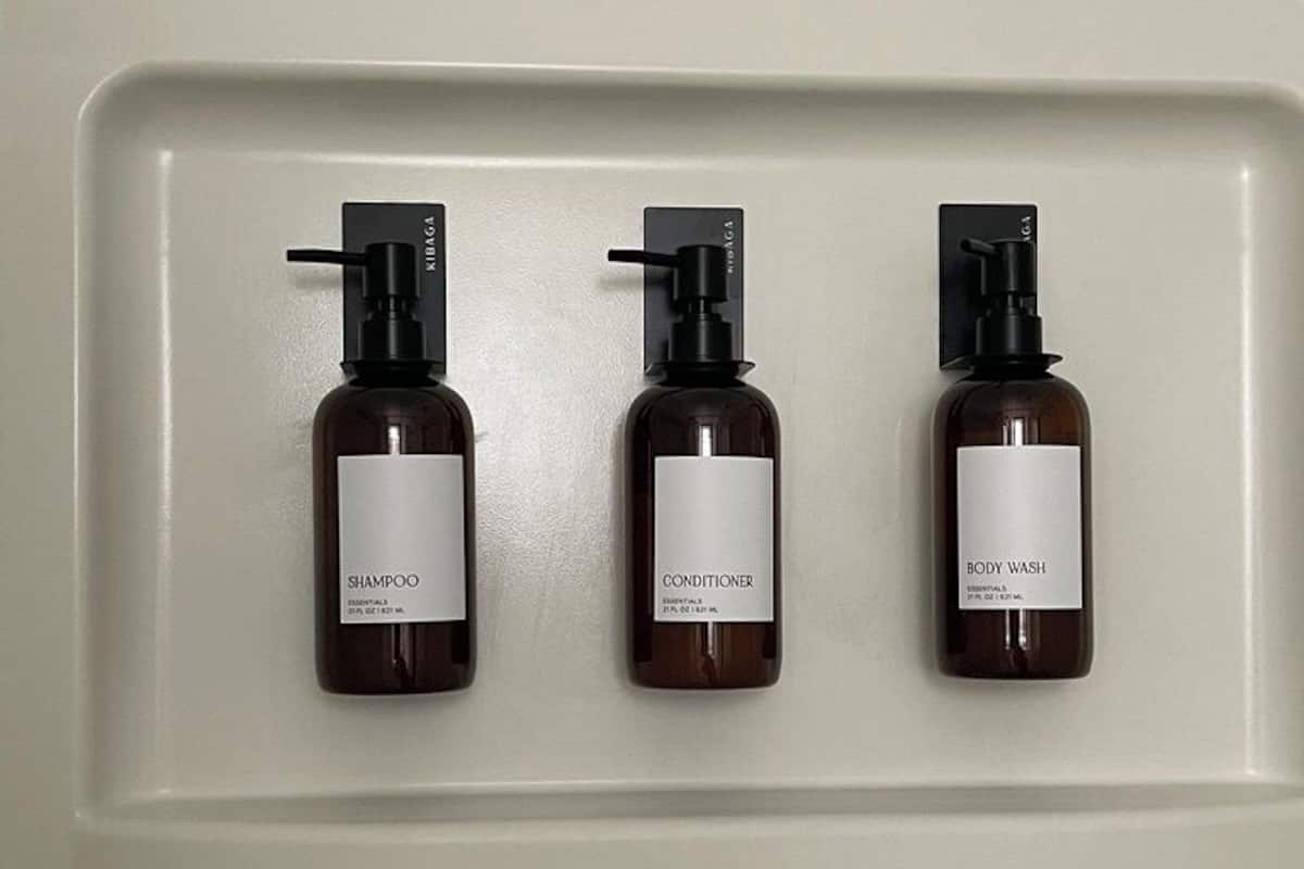 Secadora de cabello, toallas, jabón, shampoo