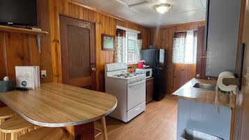 Comfort Cabin | Private kitchen | Full-size fridge, microwave, oven, stovetop