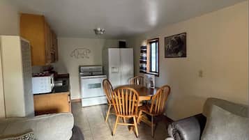 Comfort Cabin | Dining