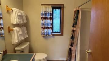 Comfort Cabin | Bathroom | Hair dryer, towels, soap, shampoo