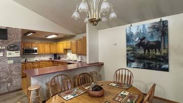 Deluxe Apartment | Dining