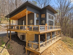 Exterior - 2 Living Areas, Hot Tub, Fire Pits, Deck & More (Lost City)
