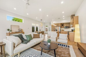 Smart TV, video games, books - Urban hideaway - minutes to NRG, Med Center, Downtown. Firepit, deck, wetbar (Houston)