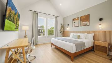 3 bedrooms, desk, iron/ironing board, travel cot
