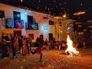 Fachada da propriedade à noite