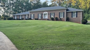 Exterior - Spacious 6-bedroom hse on 3 acres in amazing Atlanta w Sauna, Pool, Tennis Court (Atlanta)