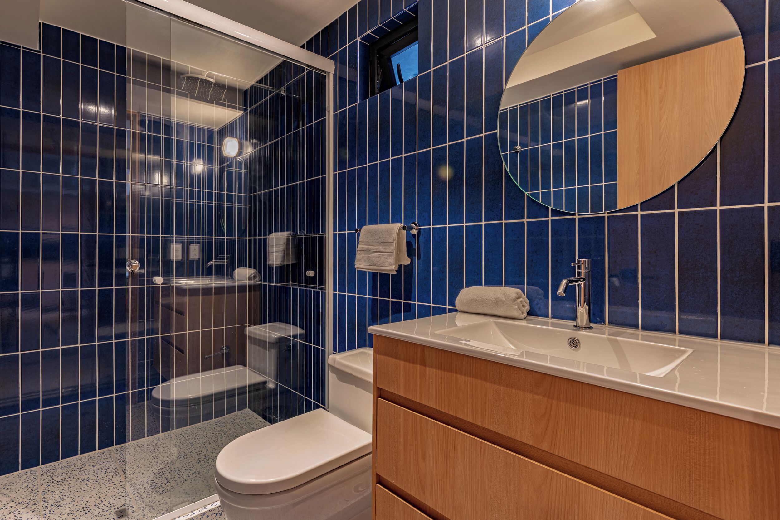 Deluxe Apartment | Bathroom | Shower, free toiletries, towels, soap