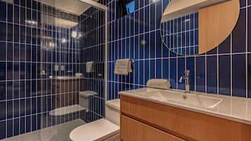 Deluxe Apartment | Bathroom | Shower, free toiletries, towels, soap