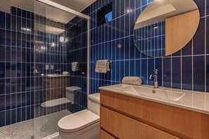 Appartement Deluxe | Salle de bain | Douche, articles de toilette gratuits, serviettes fournies, savon