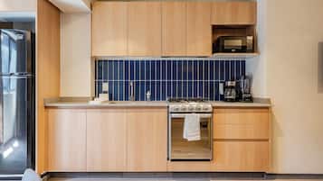 Deluxe Apartment | Private kitchen | Full-size fridge, microwave, oven, stovetop