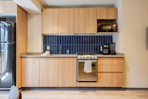 Departamento Deluxe | Cocina privada | Refrigerador con congelador, microondas, horno y parrilla de estufa 