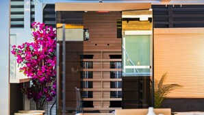Een modern interieur met een houten wand, een zithoek en een plant.