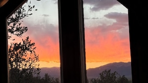 A room with two windows overlooking a sunset view. - Luxury Off-Grid Mountain Cabin on 4 Acres, Views, Serenity and Wellness (Jefferson)