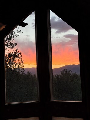 A room with two windows overlooking a sunset view. - Luxury Off-Grid Mountain Cabin on 4 Acres, Views, Serenity and Wellness (Jefferson)