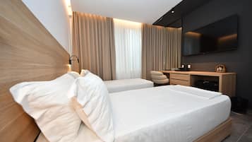 Habitación Deluxe con 2 camas individuales, vistas a la ciudad | Escritorio y espacio para trabajar con un portátil