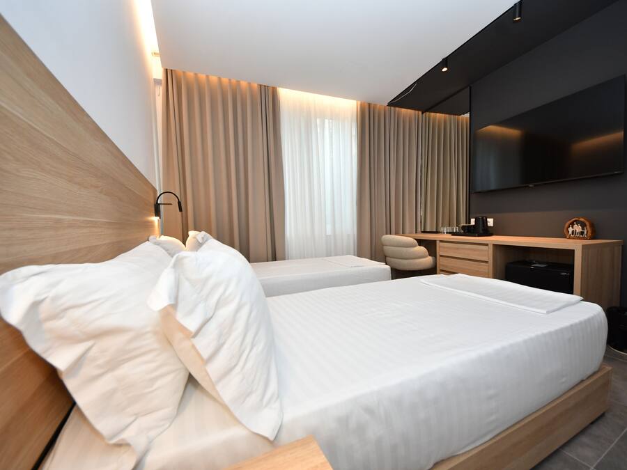 Deluxe Twin kamer, uitzicht op de stad | Een bureau, een laptopwerkplek, geluiddichte muren