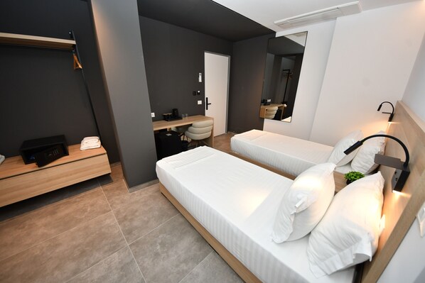 Deluxe Twin Room, City View | Desk, laptop workspace, soundproofing, iron/ironing board - Hotel Giulia (Tirana)