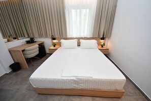 Desk, laptop workspace, soundproofing, iron/ironing board - Hotel Giulia (Tirana)