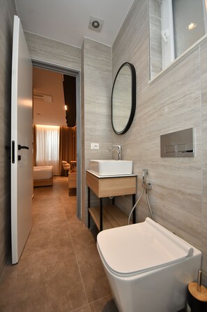 Un baño moderno con bañera, lavabo y espejo.