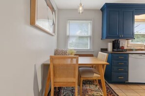 Dining - Gorgeous 4-bedroom house with AC in lively Minneapolis (Minneapolis)