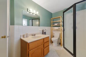 Bathroom - Gorgeous 4-bedroom house with AC in lively Minneapolis (Minneapolis)