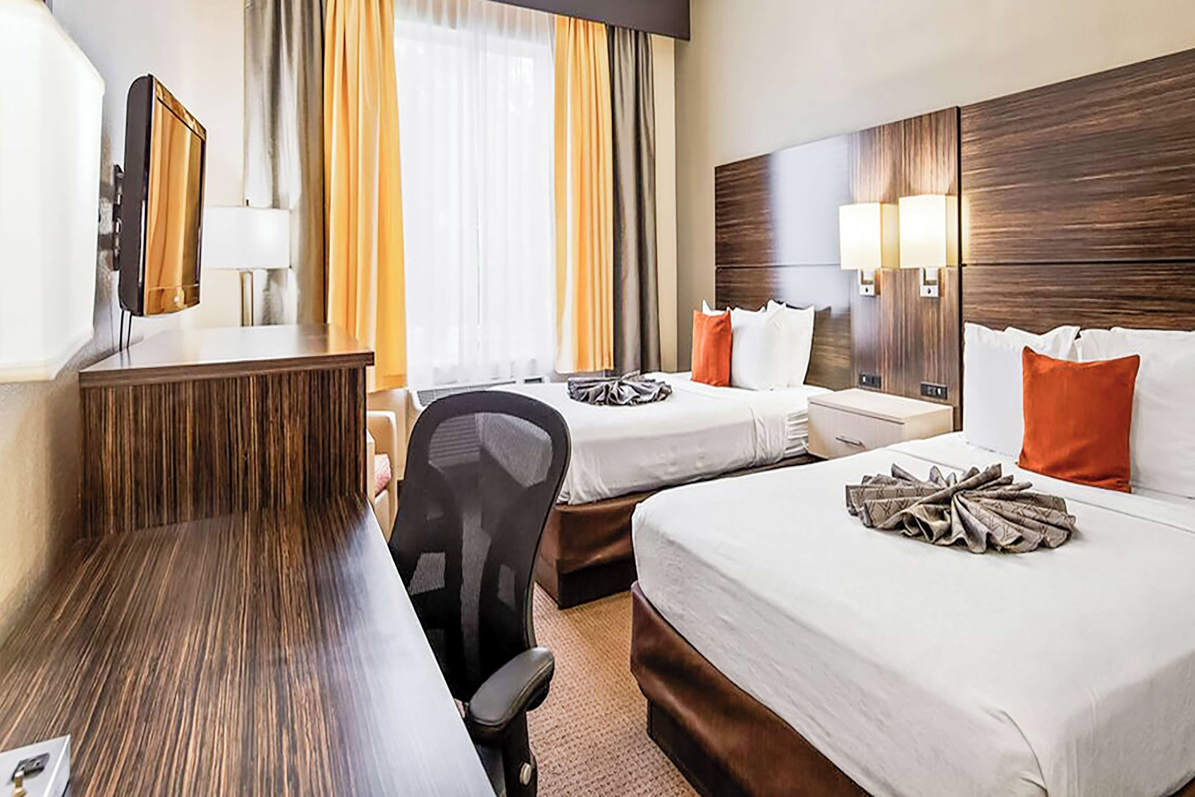 Group Vacation Hub | 4 Units With Pool Access, Free Parking, & Pet Friendly - Orlando, FL