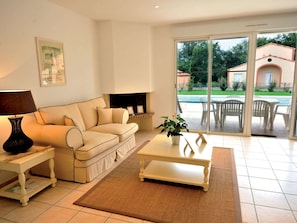 Villa | Living room | Fireplace - Golf-side Sanctuary in Mazamet (Pont-de-Larn)