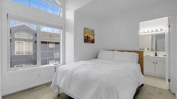 2 bedrooms, desk, iron/ironing board, WiFi