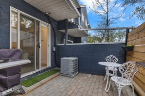 Outdoor dining - Guest house in downtown Calgary,  (Calgary)