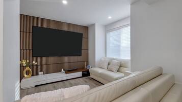 Smart TV, fireplace